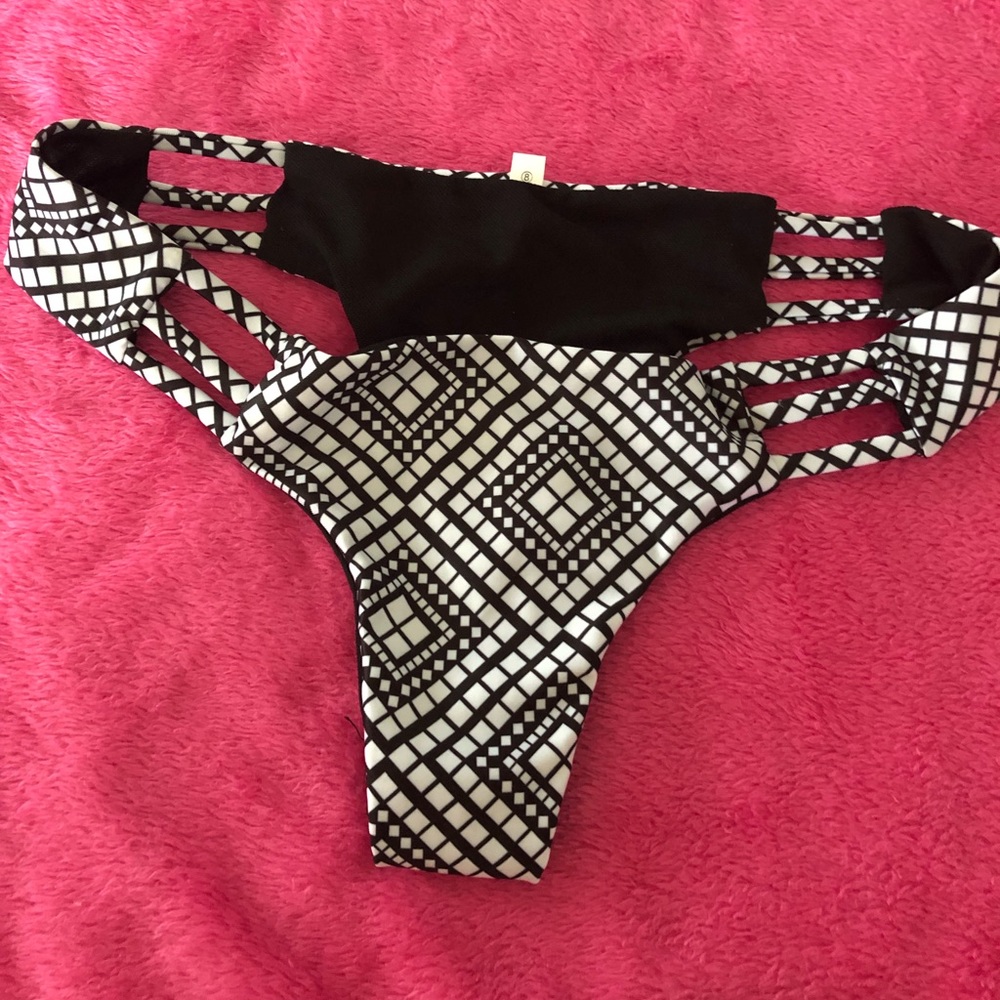 ⬜️⬛️ Bikini Bottom ⬛️⬜️ - Picture 2 of 3